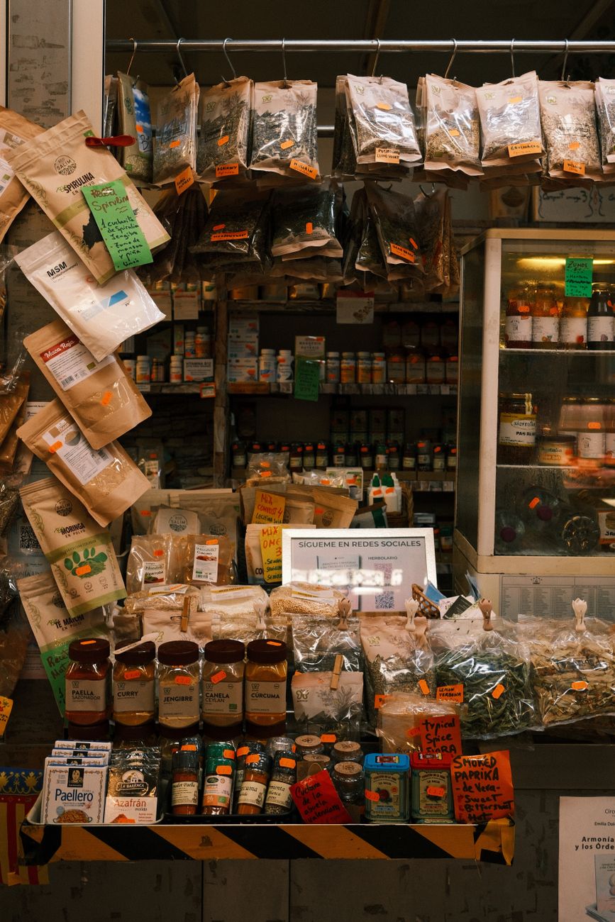 Prateleiras de loja de produtos naturais