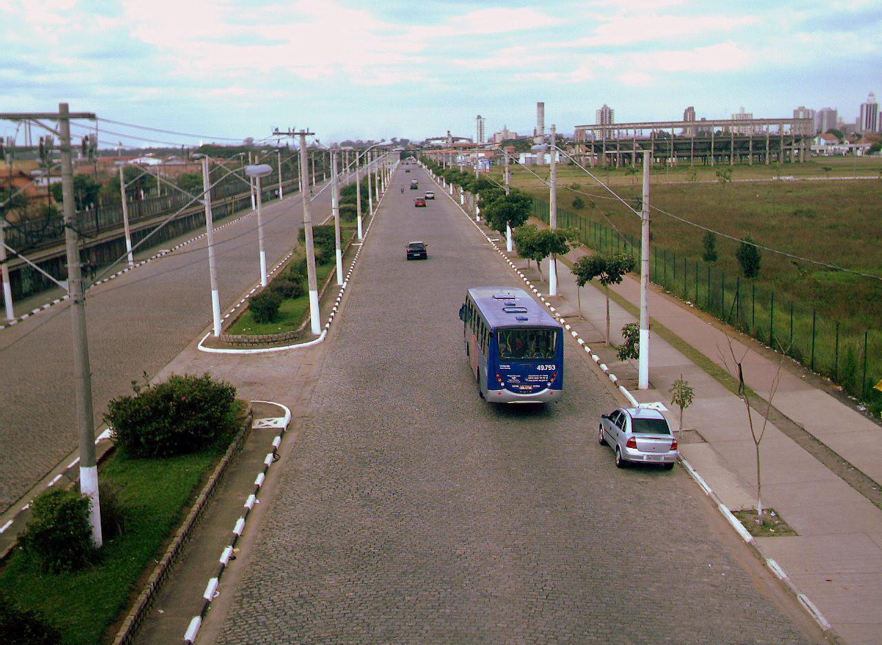 Avenida Brasil, em Suzano, com comércio e movimento urbano