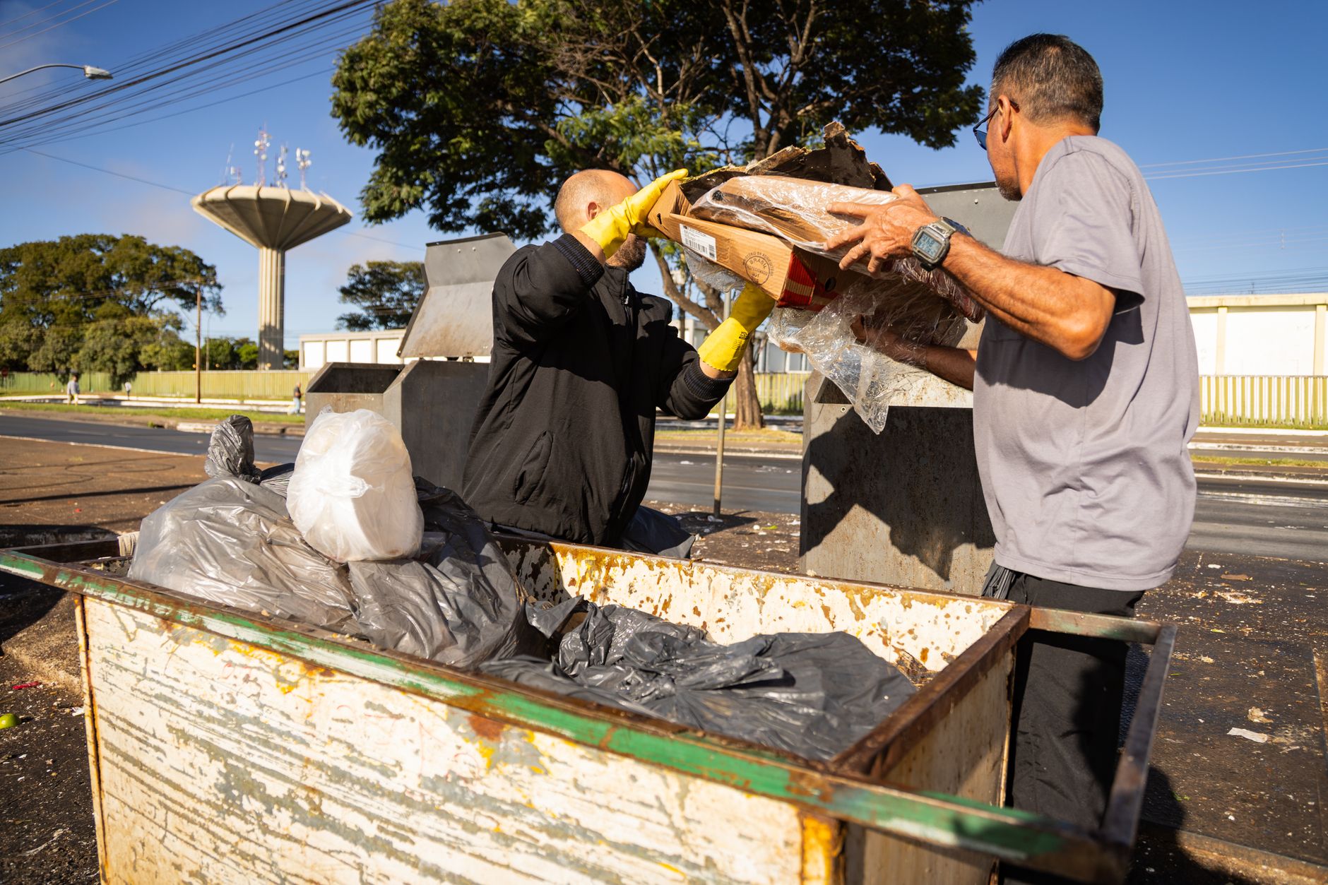 Trabalhador recolhendo materiais descartados