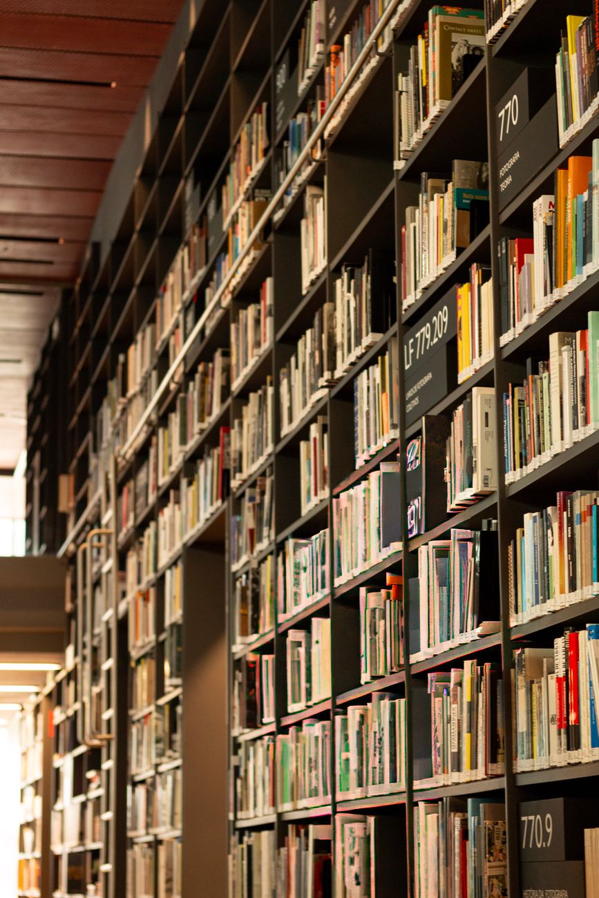 Estantes de biblioteca com livros